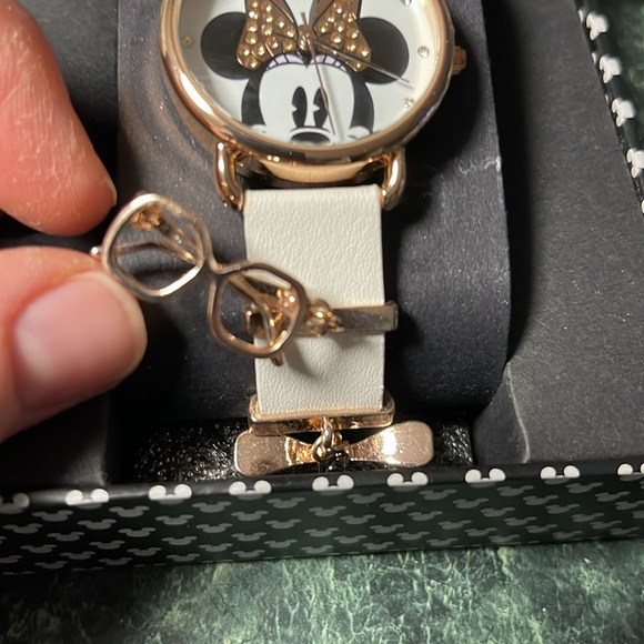 Disney Minnie Mouse watch Rose gold with white strap - NEW in box - Picture 3 of 8